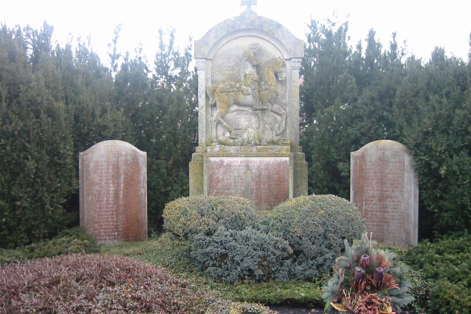Kriegerdenkmal vor Restaurierung